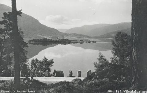 Hestad kapell ligg vakkert til på ei landtunge mellom Hestadfjorden og Viksdalsvatnet.
