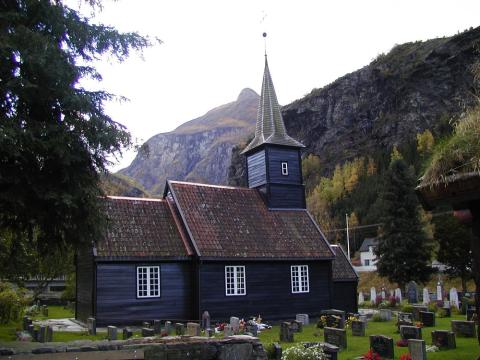 Kyrkja står på Flåm-garden, og ikkje staden tilreisande oftast tenkjer på som Flåm, nemleg ved jernbanestasjonen og hotellet nede med fjorden, der det heiter Fretheim. Fjellet i bakgrunnen er Vidmenosi.
