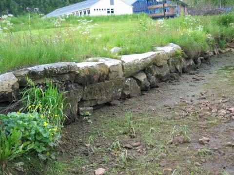 Den beste muren i bryggja er 36 meter lang, og er bygt på 1700-talet av tilkjørt stein. Blokkene varierer frå hundre kilo til vel eitt tonn.