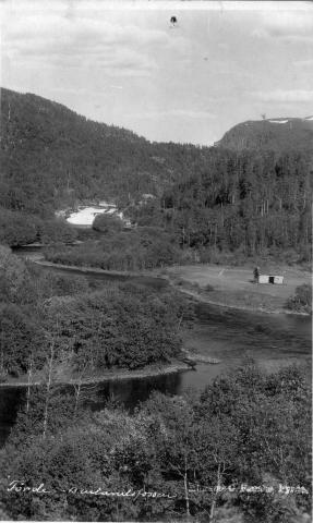 Brulandsfossen med god vassføring kring 1900. Fossehølen var ein sikker fiskeplass for laks.