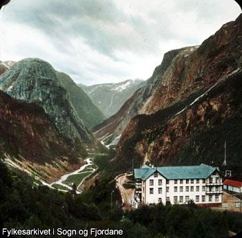 Utsyn over Nærøydalen, ca 1900. Fotografisk handkolorert slide frå Fylkesarkivet si samling med lanterneslide.