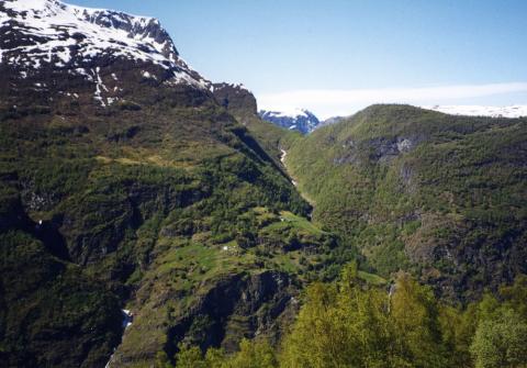 Stigen, sett frå austsida av Aurlandsfjorden. 

