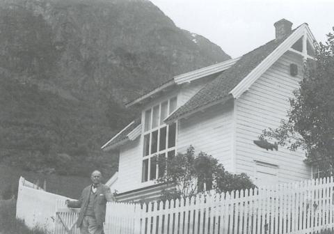 Her står William H. Singer framfor porten til huset som vart kalla "Studio". Dette var det første huset Singer bygde i Olden. "Studio" var atelieret til Singer, her måla han mange av bileta sine.
