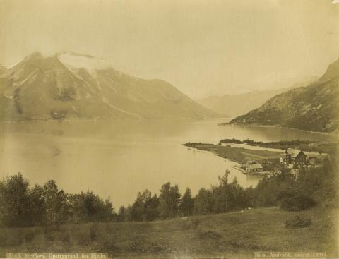 <p>Postkort med p&aring;skrift &rdquo;Utsikt fr&aring; Hjelle &ndash; Nordfjord&rdquo;. Hjelle var stoppestaden i &oslash;vre enden av Strynevatnet, Mindresunde var stoppestaden i nedre enden av vatnet.</p>