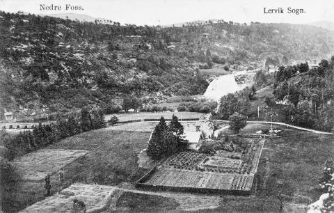 Garden Nedre Foss i Hyllestad kring 1920. Til venstre i biletet ser me gamle Foss bru som vart bygd ferdig i 1806 og restaurert i 1975-78. 
