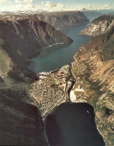 Årdalstangen ligg på eidet mellom Årdalsfjorden og Årdalsvatnet. Staden har sidan etableringa av Årdal og Sunndal Verk i 1946 endra seg mykje.
