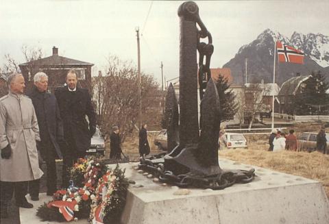 Minnesmerket om Ramø-ulukka i Henningsvær vart avduka 18. april 1993. Det er laga av ankeret til skipet. Dei tre attlevande er frå venstre Håkon Arup Johansen, Otto Friis Hansen og Anders Thomas Nielsen, alle frå Tønsbørg.
