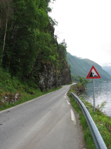 Vegen forbi Matbjørhammaren - smal, svingete og rasfarleg.