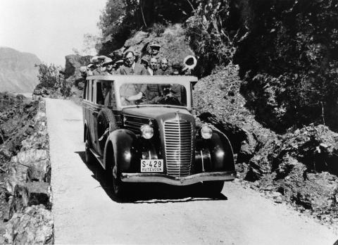 Sjåfør Samuel Berge med rutevogn S-429. Truleg er biletet teke ein stad på vegen i Luster. Samuel Berge tok til å køyra i 1921. Då det kom vedtak om å oppløysa Indre Sogn Automobilselskap A/S i 1920-åra, overtok Berge selskapet, på vegner av dei tilsette. Ein føremon for det nystarta selskapet var at nye føresegner for bilferdsla Sogndal-Fortun hindra konkurranse, og gav selskapet monopol på rutekøyringa. Berge heldt fram som sjåfør i Sogn Billag.

 