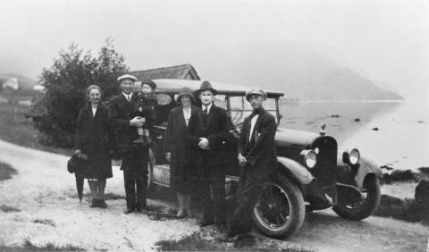 Seks personar oppstilte framfor den første drosja på Sørstranda i Gloppen i 1930. Johan Rygg eigde og køyrde denne drosjen. Fv. Inger Sande, Kristen K. Moen,(barnet), Anna Hansen f. Moen, Harald Hansen (Bergen) og sjåfør Johan Rygg. 

 