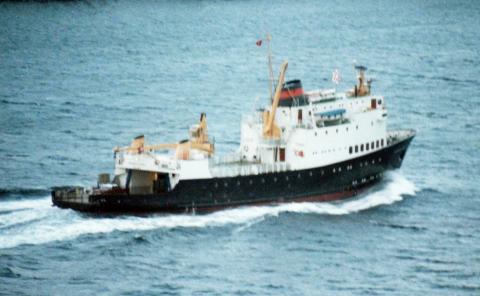  «Nordfjord1» med julestjerne og FSF-flagget i masta i førjulsrute frå Bergen til Nordfjord.