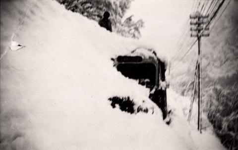 Vegen mellom Høyanger og Vadheim var fleire stader sterkt utsett for ras. Her ser vi ein buss som har blitt teken av snøras.

 