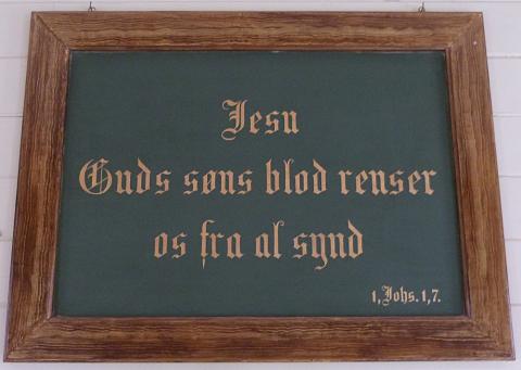 Bedehuset er utsmykka med fleire broderte arbeid. Det innramma bibeleordet frå 1. Johannes brev, kapittel 1, vers 7, er plassert midt over podiet.