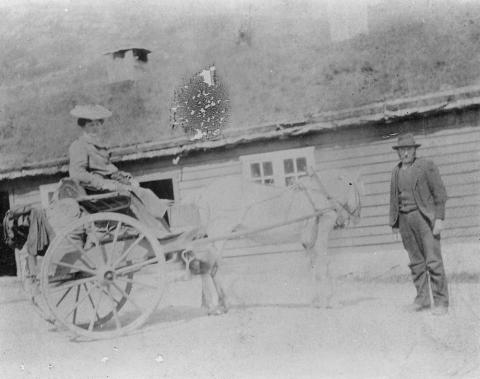 Med betre vegar auka turistferdsla i kommunen, og fleire fekk arbeid som skysskarar. Her ser vi skysskaren, Mathias Senneset, med ein engelsk turist rundt 1900. Matias køyrde i mange år turistar mellom Vadheim og Førde. Mange av gardbrukarane i Gaular hadde skyssing som ekstrainntekt.

 