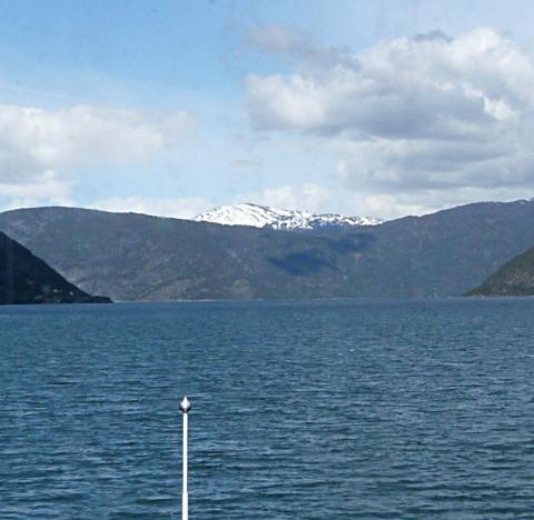  Biletet er teke frå ferja «Fjærlandsfjord» på kurs nord i Aurlandsfjorden mot Sognefjorden. Simlenes ligg på vestsida av innløpet til Aurlandsfjorden (venstre på biletet), Solsnes ligg på austsida, på Frønningen-landet. I reiselivet var det ein særs spesiell attraksjon som vart borte i 2012 då Norled overtok sommarruta Bergen – Flåm – Bergen. 