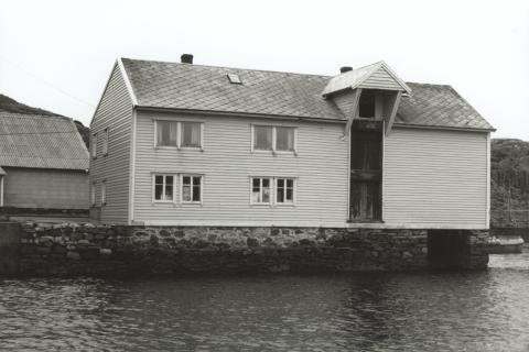 Handelshuset, som i si tid stod på Bryggen i Bergen, er gunstig plassert og innretta med tanke på varehandtering og service andsynes kundane, som mest alle kom sjøvegen. Grunnmuren åleine er eit kunstverk ingen gjer etter i dag. Tidlegare stod ei oske- og kolbu på tvers ved enden av handelshuset.