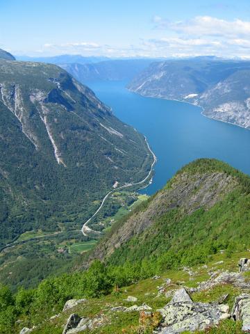 Utsyn mot Vikadalen og Naddvik. Vi ser vegen mot Fodnes langs fjorden.