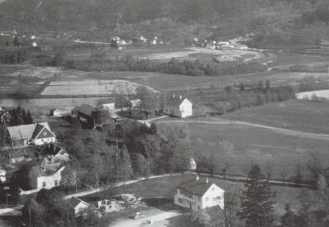 Tunet på Førde prestegard. Vi ser det store våningshuset, som vart bygt i 1924, til høgre, med dei andre gardshusa rundt tunet og løa til venstre. Lenger til venstre ser vi litt av Sorenskrivargarden.