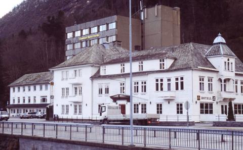 Slik såg Førde Hotell ut hausten 2001. Hotellet er ei salig blanding av gamalt og nytt, men det er enno råd å kjenne att det gamle trehotellet ein ser på hundre år gamle bilete.
