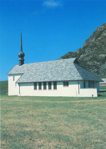 Ervik kyrkje er bygd i mur, og har tårn mot vest med uvanleg løkkuppelform, der skipsklokka frå "Sanct Svithun" er kyrkjeklokke.
