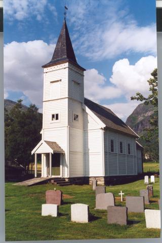 Haukedalen kyrkje er ei kvitmåla langkyrkje i bindingsverk, med tårn over våpenhuset i vest.
