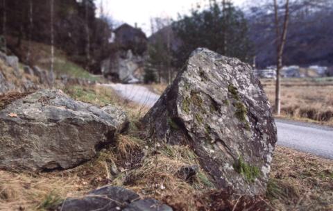 Bak denne "Kjerringsteinen" gjorde kvinnene seg klare til å gå til kyrkje, etter at dei steig i land frå båt i Sjøahola.