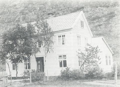 Det fyrste sjukehuset stod opphavleg på ein nokså solfattig stad. I 1914 vart det rive og materialane vart nytta til å byggja pleieheim for tuberkuløse på garden Mjelde.
