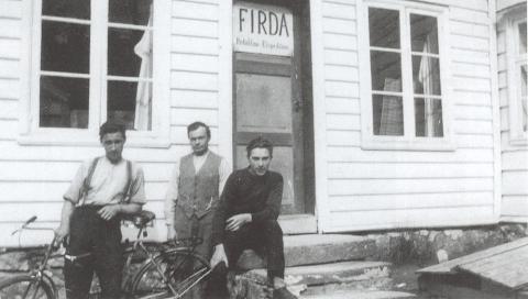 Firda vart frå 1921 til 1938 prenta i denne bygningen i Teigen. På biletet ser vi t.v. Karl Mo som arbeidde i avisa frå han var om lag 12-14 år gamal og heile sitt yrkesaktive liv. I midten ser vi grunnleggjaren av avisa, Kristian Ulltang. Han var også den fyrste redaktøren. Mannen t.h. er Albert Øen som arbeidde på trykkeriet. Han skipa seinare eige trykkeri - Øens Prent AS.