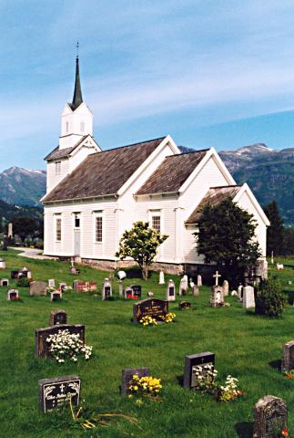 Kyrkja har eit tårn som ruvar. Grunnen under kyrkja tolte ikkje tyngda av tårnet, og tidleg på 1900-talet måtte det byggjast ny grunnmur.
