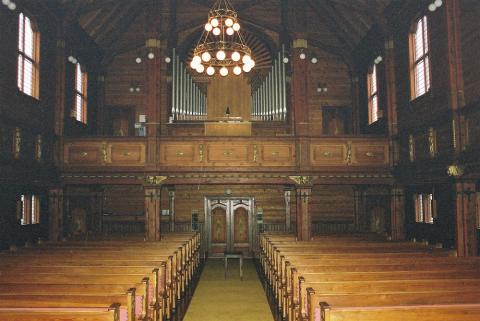 Frå interiøret i kyrja, sett mot galleriet og våpenhuset. På galleriet er orgelet frå 1953/54.