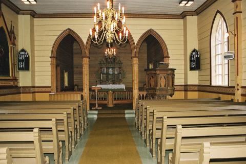 Frå interiøret i kyrkja, skipet sett mot koret. I 1902 vart det utført ei større ombygging av kyrkja, noko som gav henne ein blandingsstil som fagfolk i ettertid har hatt delte meiningar om. I 1968 vart det bygt nytt og større kor, med nytt prestesakristi mot sør og nytt dåpssakristi mot nord.
