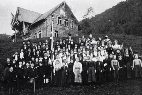 Her er folket i Solheimsdalen kledd i sin finaste stas til 17.maifeiringa i 1905. Nasjonalkjensla blømde sterkt dette hendingsrike året. To store norske flagg og fleire små seier sitt om kor viktig flagget var som nasjonalt symbol.