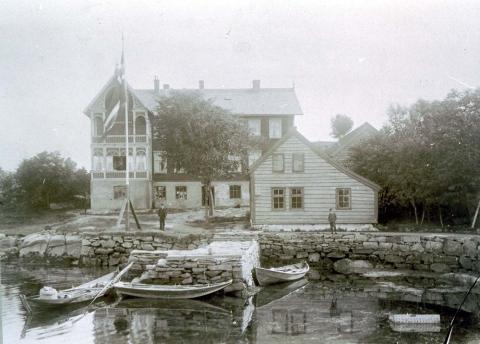 Dei 'nye' husa på Skjerjehamn vart bygde 1891 på den tida Otto og Øllegaard Schreuder eigde staden. Hovudbygningen var gjestgjevarstad, men her var også fjøs og løe, naust og bu, eit stort trelastlager og andre varehus, postopneri, telegraf, rikstelefon og meteorologisk stasjon.