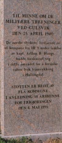 Minnesmerket på krigsgrava ved kyrkja i Flå. Det er laga av bilethoggaren Ståle Kylingstad. Tre vart gravlagde her i april 1940. Ein av dei, Ole Rullestad, vart kort tid etter flytta til heimstaden. 