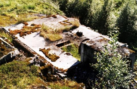 Golvet i kraftstasjonen til Dalen Elektrisitetsverk. Siste delen av røyrgata gjekk gjennom ein betongkloss.