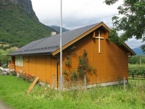 <p>Bedehuset sett fr&aring; oppsida der hovudinngangen er.</p>