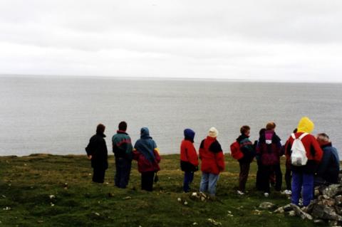 Vendt mot havet der folk på Shetland meiner livbåten frå "Hop" med 15 mann om bord dreiv mot land i storm og opprørt hav og vart knust mot undervassgrunnen Rasmie.

