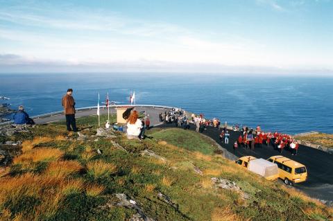 Her er folk på Kråkenes samla på opningsdagen 27. september 1997. Fylkesordførar Sjur Hopperstad opna vegen og sa at han tykte synd i folk som hadde mangla den tryggleiken ein skikkeleg veg gir. Han hevda at rammene for vegar i distriktet var alt for låge.