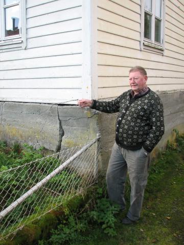 Per Marheim er næraste nabo til bedehuset. Han har her tak i ein leidning som kjem ut frå kjellaren,  ein stubbe av antenna til ein illegal radimottakar dei hadde i kjellaren under  andre verdskrigen.

