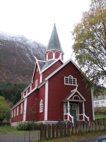 Ortnevik kyrkje bygd 1925. Arkitekt Lars H. Norevik budde i bygda. Han ligg gravlagd på kyrkjegarden ved meisterverket sitt.

