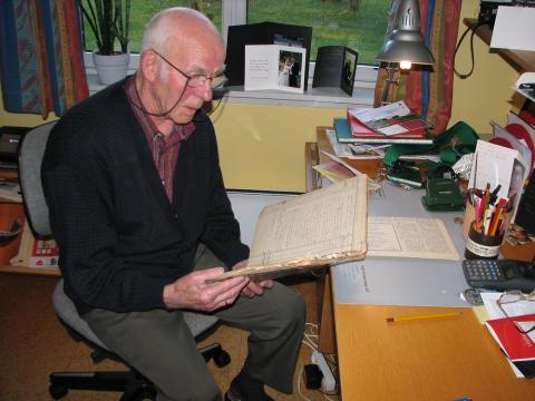 Sigurd Fretland, f. 1923, med den viktigaste kjelda til historisk kunnskap om bedehusa i Lærdal, ein protokoll for indremisjonen og bedehuset, førd i perioden 1878-1989.


