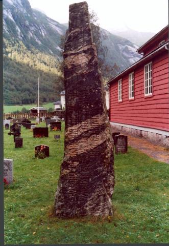 Gravsteinen over marineløytnant Walther Christiani står på grava hans ved Fjærland kyrkje.