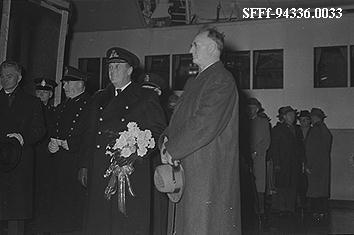 Kongebesøket 1958, Måløy. Kongen har gått i land i Måløy. Til venstre på biletet: fylkesmann Nikolai Schei. Til høgre for kongen ordførar Marius Larsen.

