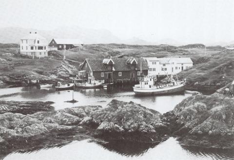 Det gamle våningshuset og sjøbua frå 1904 ligg heilt nede ved den gode og lune hamna i Gåsvær.