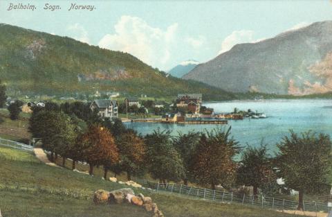 Balaviki og Balestrand Hotell. Me er usikre på årstalet, men det må vera teke tidleg på 1900-talet. Bak i biletet ser me huset som Anders og Helga Balevik bygde i 1880-åra. Til høgre for det ligg vaskehuset og eldhuset til Kvikne's Hotel. 
