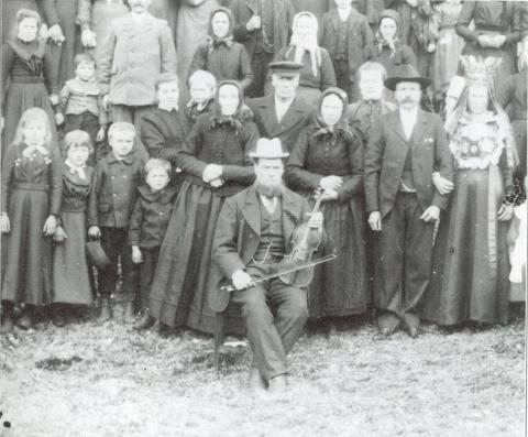 Meisterspelemannen Anders Reed frå Breim spelte i fleire bryllaup. 
