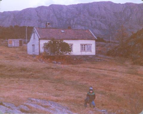 Barøy i Solund. Huset på biletet er bygt om lag 1900. Huslyden som budde her frå om lag 1865 til 1893 hadde den vesle stova si nede i høgre biletkant, mellom huset på biletet og sjøen. Her voks det opp ein syskenflokk på tre gutar og tre jenter. Faren hadde trefot etter ei arbeidsulukke, men livnærte seg som notbindar og delvis som skomakar. Sønene reiste til Nordland på fiske og busette seg etter kvart på Andenes. Eldste dottera fór òg same vegen, og i 1893 pakka foreldra og yngste dottera det litl...