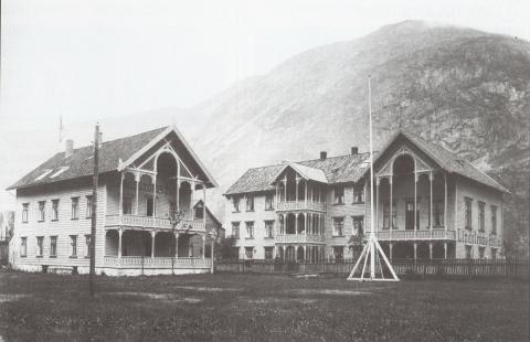 Lindstrøm hotell kring 1890. Mange hotell vart på denne tida bygde i sveitserstil.  Ole Johan Lindstrøm bygde opp hotellet og gjorde det kjent. Mange kongelege personar og statsmenn frå mange land budde her når dei kom til Lærdal for å fiska laks.