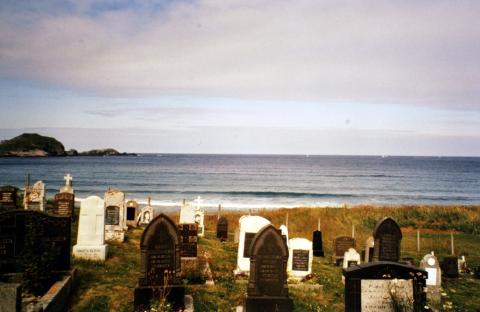 Nyare gravminne på Ervik kyrkjegard. I bakgrunnen Stadhavet. Gravstaden ved havet, har Dagfred Berstad sett som tittel på eit stykke om kyrkjegarden i kyrkjelydbladet.