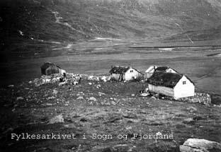 Øvste Jordalen 1948 med sela til Nils Bjørnetun, Oddmund Hauglum og Olav P. Bøthun. Det er kveldsmjølkinga som pågår. Bak ser me Stovefjellet.